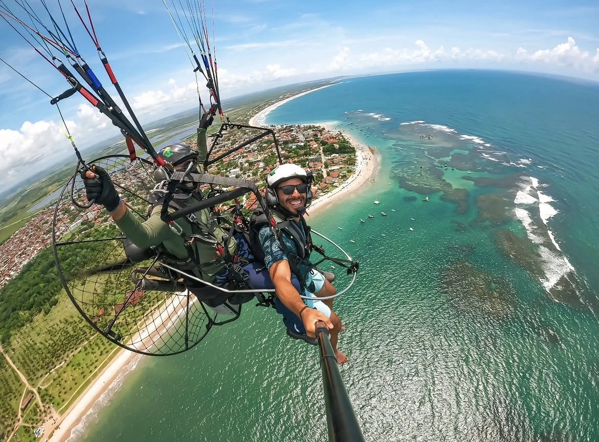 Voo de paramotor sobre o litoral de Porto de Galinhas